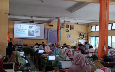 Sosialisasikan Aplikasi SIAKAD: MAN 2 Kota Cirebon Menuju Tranformasi Digital